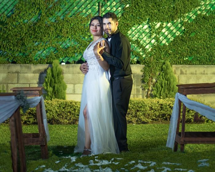 Pareja en jardín