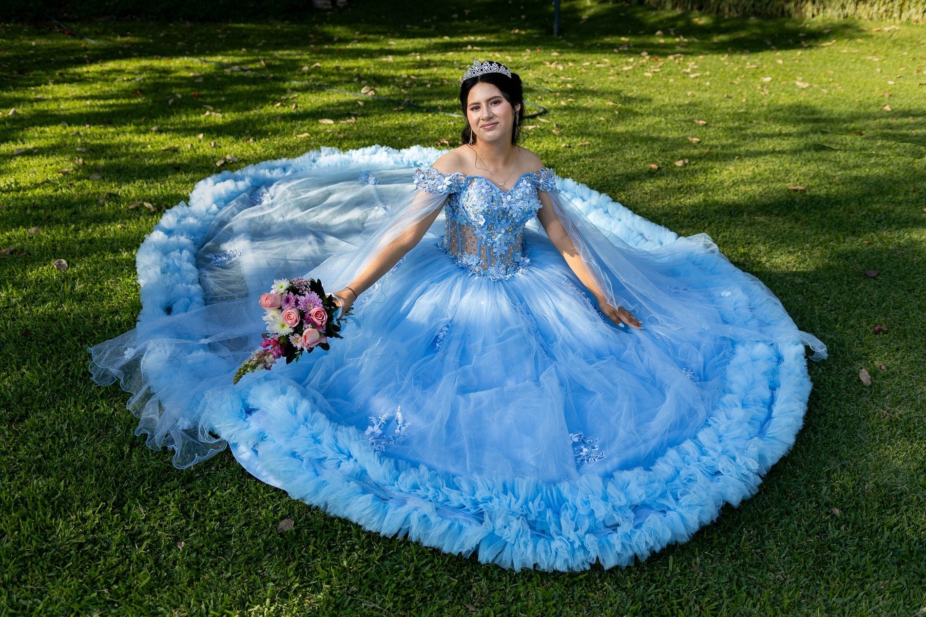 Sesión de quinceañera en jardín
